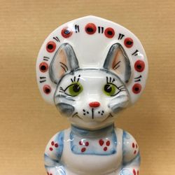 Figurine porcelain "the Cat in the hat"