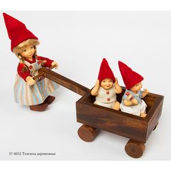 Birgitte Frigast / Carrinho de madeira para bonecas