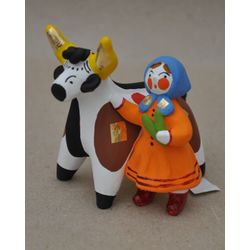 Дымковская глиняная игрушка / Composition "Girl with a cow"
