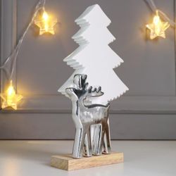 Сималенд / Souvenir "Deer at the Christmas tree on a stand"