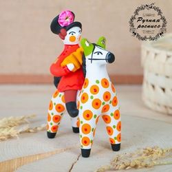 Дымковская глиняная игрушка / Figurine "Accordion player on horseback"