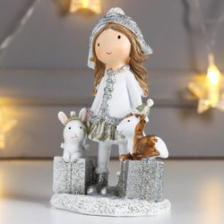 Сималенд / Souvenir "Baby in a hat, with gifts and animals"