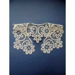 Снежинка / Snowflake / Lace collar with ornament in the form of daisies