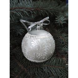 Снежинка / Snowflake / New Year's ball with lace and painting