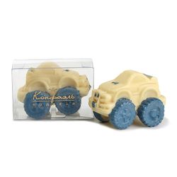 Sculpture of white chocolate "Jeep"