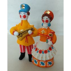 Дымковская глиняная игрушка / Figurine "Cavalier with a balalaika and a lady"