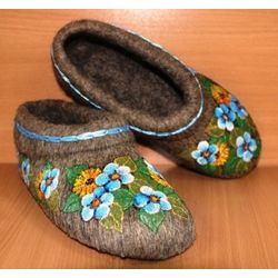 Slippers for women of natural sheep wool with painting / hand embroidery
