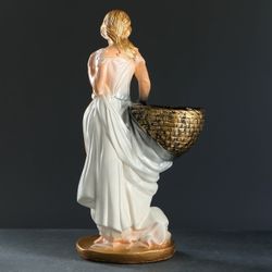 Хорошие сувениры / Figure with pots "Girl with a basket"