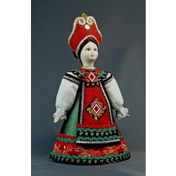 Потешный промысел / Porzellan-Souvenirpuppe "Provinz Rjasan. Mädchen in traditioneller Tracht, Ende 18. - Anfang 19. Jahrhundert"