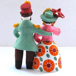 Дымковская глиняная игрушка / Figurine "City couple"