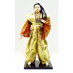 La mueca de una "Samurai" de color rojo-naranja de oro kimono