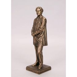 Vernissage of History / Statuette Saryan M.S.