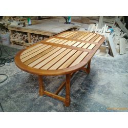 Table garden sliding from a natural tree