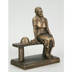 Vernissage of History / Arshaluis Khanzhiyan figurine