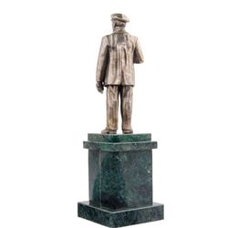 Золотая антилопа / A clock with a statuette of V.I. Lenin on a pedestal