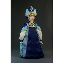 Потешный промысел / Bambola souvenir in porcellana "Costume da donna basato sui motivi di Gzhel"