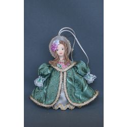 Потешный промысел / Poupée-pendentif "Jeune femme en habits d'hiver, 1ère moitié du 19ème siècle"