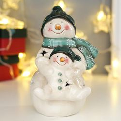 Сималенд / Souvenir "Snowman with a snowman in green caps"