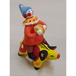 Дымковская глиняная игрушка / Figurine "Skomorokh on a yellow pig with an accordion"