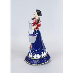 Vernissage of History / Bức tượng của một cô gái Cossack với một rocker mặc váy xanh (vẽ tay)