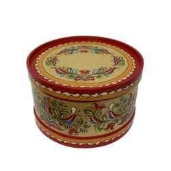 Беломорские узоры / Boîte en bois avec couvercle "Peinture Uftyuzhskaya" ronde 17,5 cm