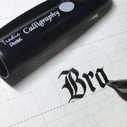 Bút máy PENTEL (Nhật Bản) "Tradio Cal Library", thân đen, vạch viết 1,8 mm, màu đen