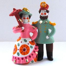 Дымковская глиняная игрушка / Figurine "City couple"