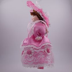 Потешный промысел / Juguete de árbol de Navidad de porcelana "Residente de verano con un elegante vestido de verano del siglo XIX"