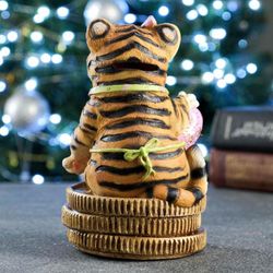 Хорошие сувениры / Piggy bank "Tiger-girl on coins"