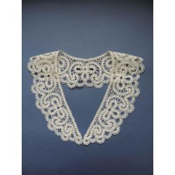 Снежинка / Snowflake / Lace collar with an ornament in the form of a trefoil with two curls