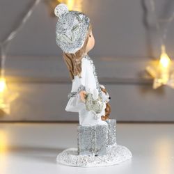 Сималенд / Souvenir "Baby in a hat, with gifts and animals"