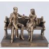 Vernissage of History / Familie mit Kindern auf der Bank