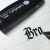 Pluma estilográfica PENTEL (Japón) "Tradio Calligraphy", cuerpo negro, trazo de escritura 1,4 mm, negro