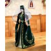 Boneca Asik / Ossétia em um terno de veludo com padrões bordados, 35 cm