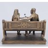 Vernissage of History / Familie mit Kindern auf der Bank