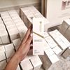 Un conjunto de cosméticos "Etames" para el cuidado del hogar.