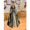 Asik / Poupée ossète de collection en robe de velours vert, broderies dorées, 55 cm