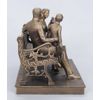 Vernissage of History / Familie mit Kindern auf der Bank