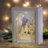 Kaemingk / Đèn năm mới diorama Chờ đón Giáng sinh với tuyết rơi 20 * 15 cm hoạt động bằng pin, 7 đèn LED